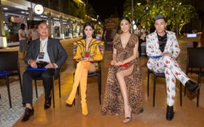 Ca sỹ Nguyên Vũ ngẫu hứng hát với ghita