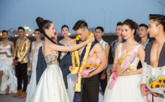 Nam vương Cao Xuân Tài diễn thời trang trên sông Hàn