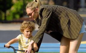 Candice Swanepoel giản dị đưa con đi chơi công viên