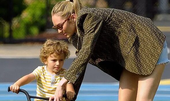 Candice Swanepoel giản dị đưa con đi chơi công viên