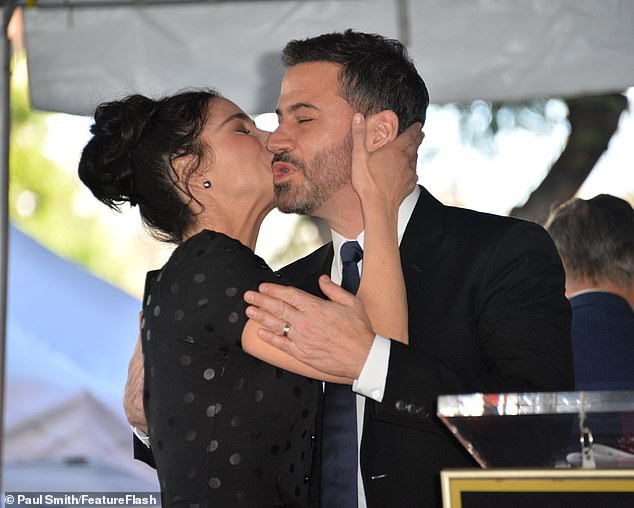  Sarah Silverman thân thiết bên bạn trai cũ MC Jimmy Kimmel trong ngày nhận sao trên đại lộ Danh vọng hôm 9/11 vừa qua 