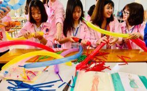 300 học sinh trải nghiệm “một ngày làm sinh viên” tại ĐH Sao Đỏ