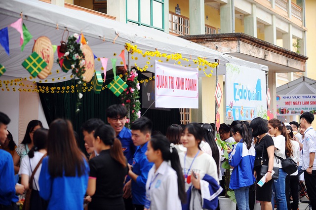 300 học sinh trải nghiệm một ngày làm sinh viên tại ĐH Sao Đỏ - 6