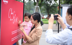 Triển lãm ảnh độc và lạ thu hút hàng ngàn người tại Hồ Gươm