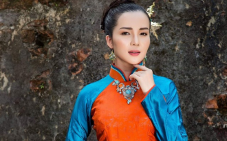 Hoa khôi Huỳnh Thúy Vi dịu dàng trong tà áo dài mang nét cung đình xưa