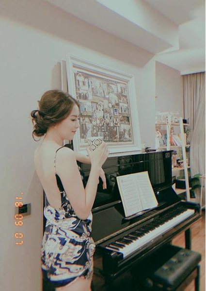 Chiếc đàn piano được đặt ở vị trí trang trọng trong phòng khách của nhà Mai Ngọc.