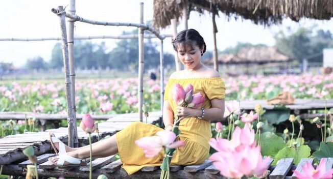 Giới trẻ thoả sức “check in” hồ sen ở vùng cát trắng Ninh Thuận