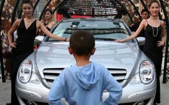 Đại gia Trung Quốc bị “tẩy chay” vì dùng siêu xe đưa con tới trường