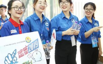 Nụ cười tình nguyện “hạ nhiệt” trường thi THPT quốc gia 2019