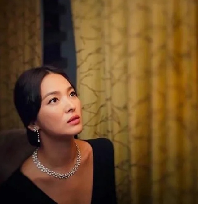 Song Hye Kyo lại khiến fan đồn đoán vì không đeo nhẫn cưới - 9