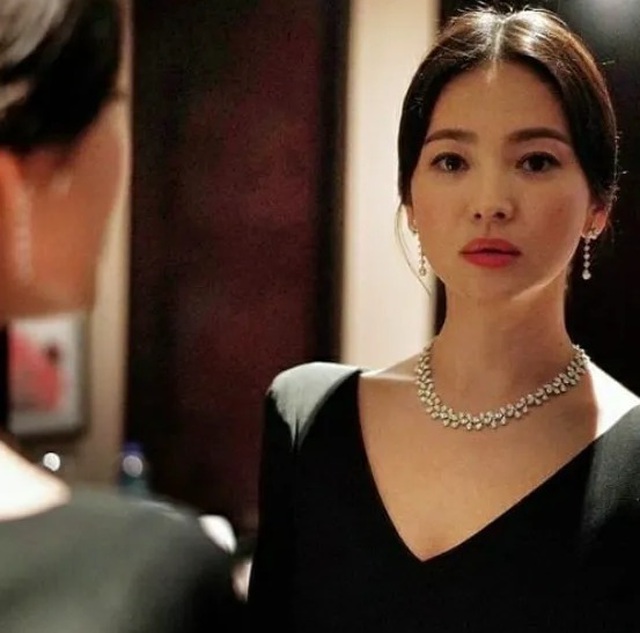 Song Hye Kyo lại khiến fan đồn đoán vì không đeo nhẫn cưới - 8