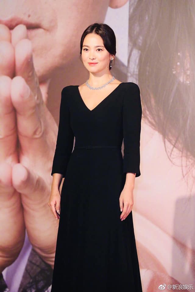 Song Hye Kyo lại khiến fan đồn đoán vì không đeo nhẫn cưới - 3