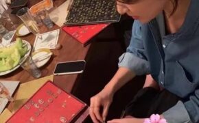 Song Hye Kyo gắn tên “ông xã” Song Joong Ki lên túi xách