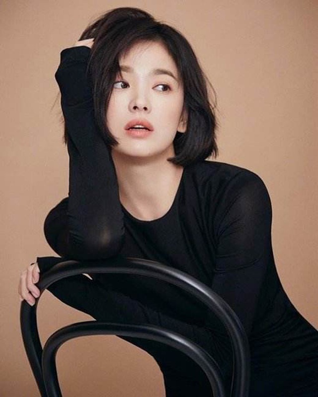 Song Hye Kyo lại khiến fan đồn đoán vì không đeo nhẫn cưới - 18