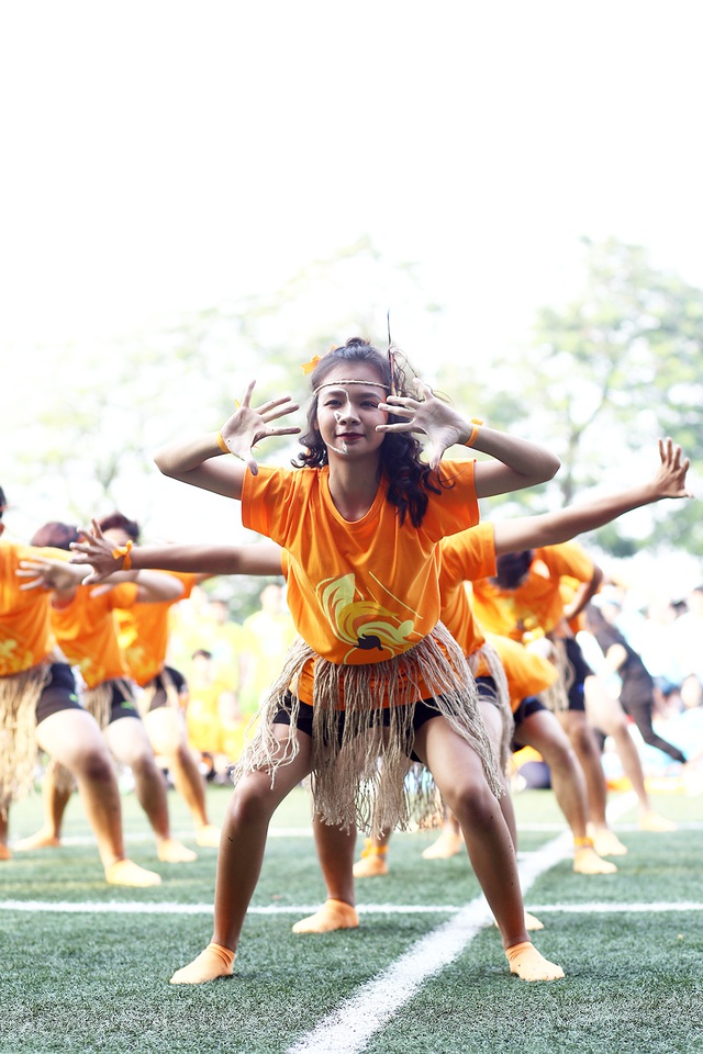 Học sinh trường Chu Văn An “đổi ngôi”: Nam nhảy cổ động, nữ đá bóng nhiệt tình - 4