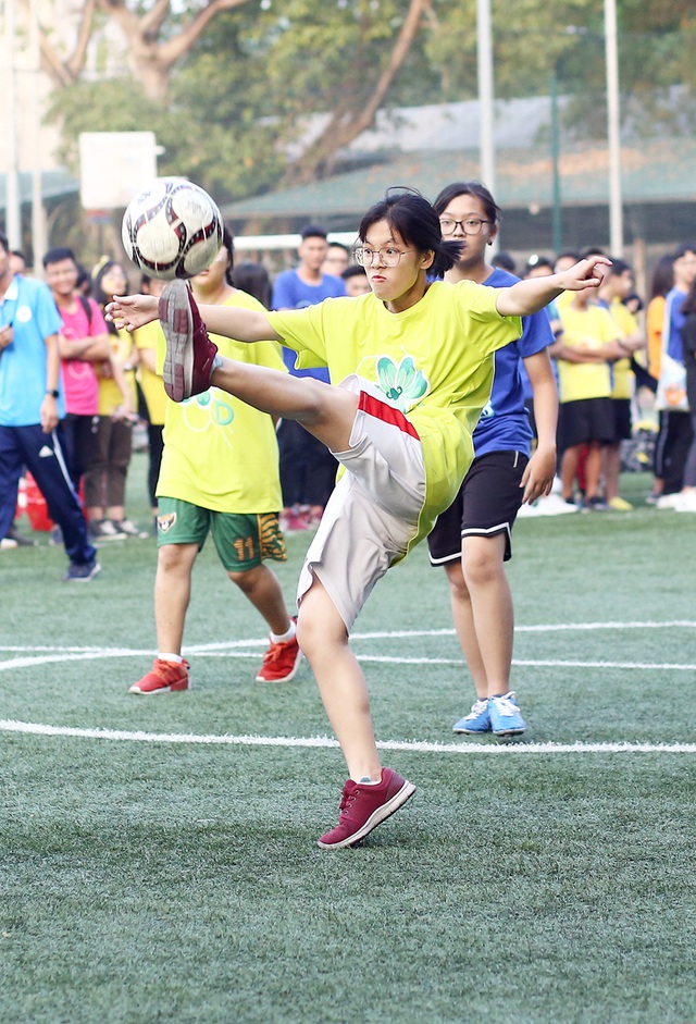 Học sinh trường Chu Văn An “đổi ngôi”: Nam nhảy cổ động, nữ đá bóng nhiệt tình - 7