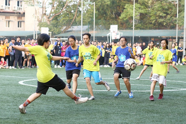 Học sinh trường Chu Văn An “đổi ngôi”: Nam nhảy cổ động, nữ đá bóng nhiệt tình - 8