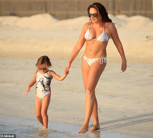  Tamara Ecclestone sexy với bikini trên bãi biển ở Dubai ngày 30/10 vừa qua 