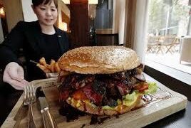 Mục sở thị chiếc bánh Hamburger “siêu khủng” và siêu đắt