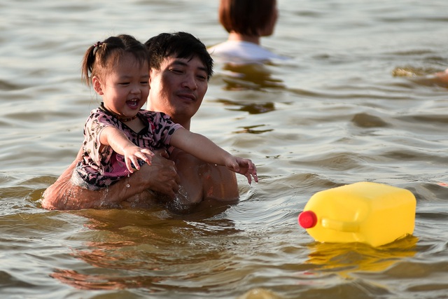 Thủ đô nóng như đổ lửa, người dân ngoại thành đổ ra bãi tắm giải nhiệt - 6