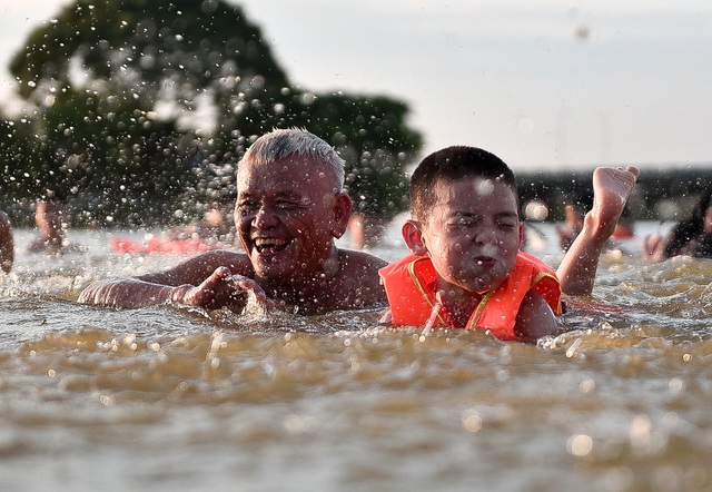 Thủ đô nóng như đổ lửa, người dân ngoại thành đổ ra bãi tắm giải nhiệt - 3