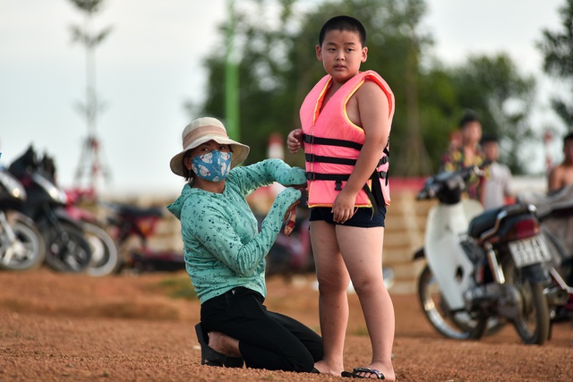 Thủ đô nóng như đổ lửa, người dân ngoại thành đổ ra bãi tắm giải nhiệt - 7