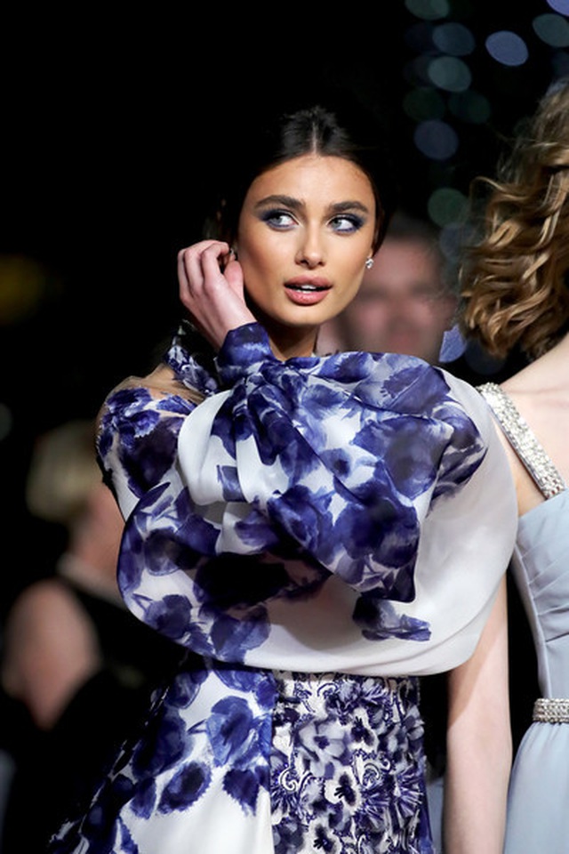 Thiên thần áo tắm Taylor Hill khoe chân dài miên man - 4