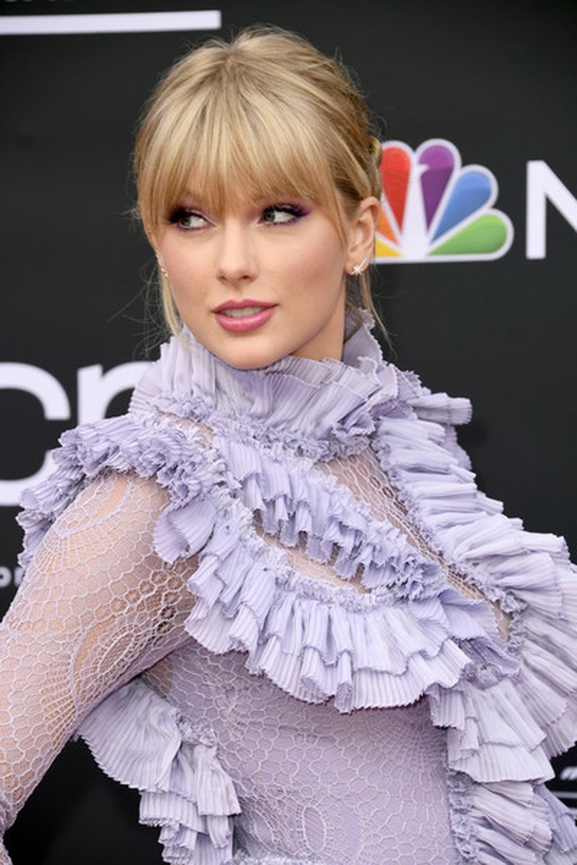 Taylor Swift xinh đẹp khoe chân dài - 14