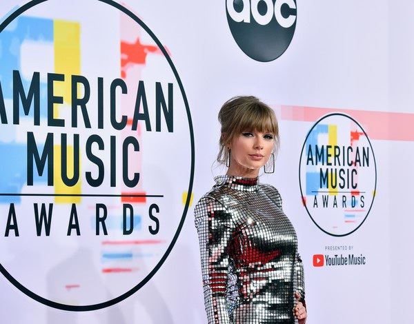  Taylor Swift isành điệu trên thảm đỏ American Music Awards 