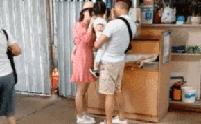 Quách Phú Thành đưa vợ trẻ đi chơi sau khi sinh con gái thứ hai