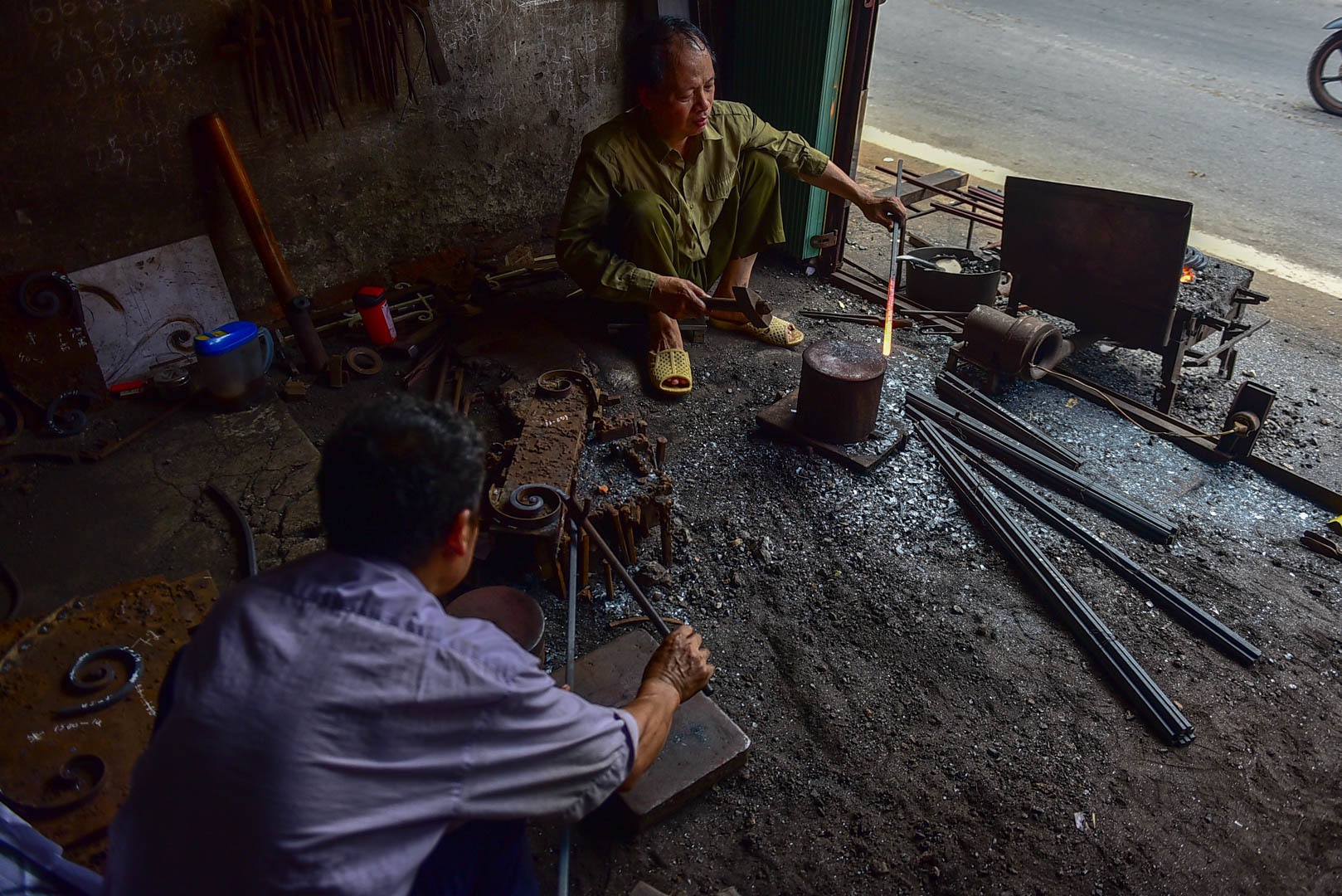 Thợ rèn múa đe búa bên lò lửa giữa ngày nắng nóng 40 độ C - 13