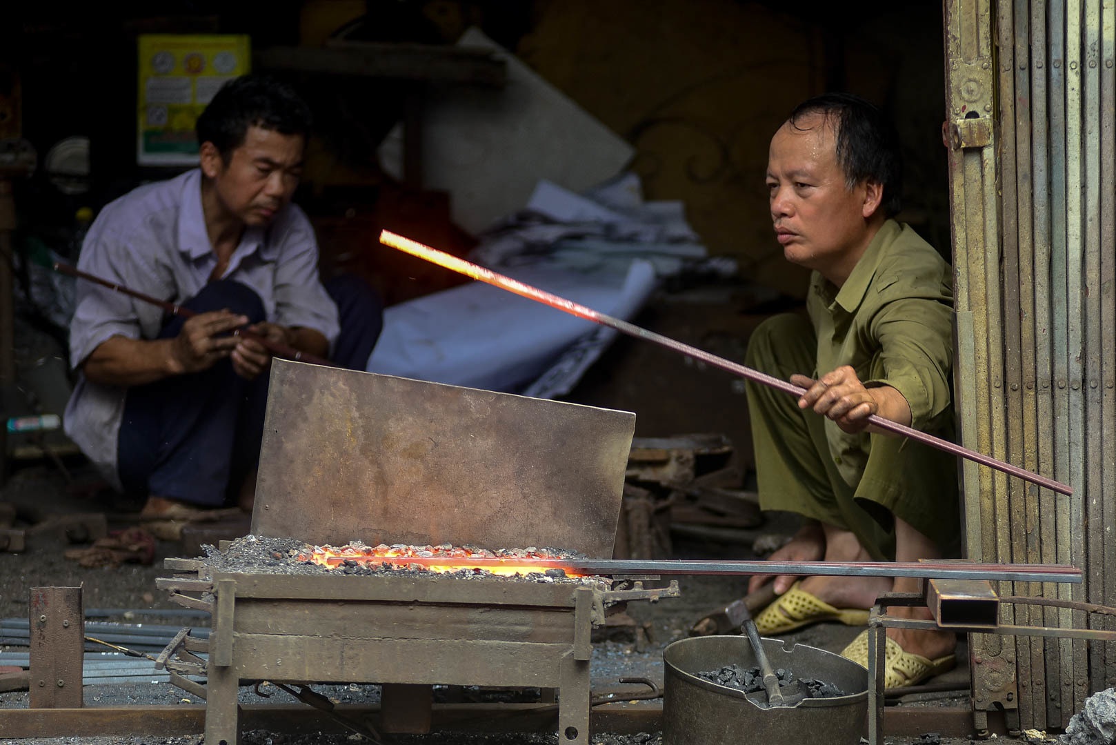 Thợ rèn múa đe búa bên lò lửa giữa ngày nắng nóng 40 độ C - 5