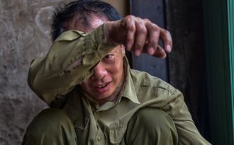 Thợ rèn “múa” đe búa bên lò lửa giữa ngày nắng nóng 40 độ C