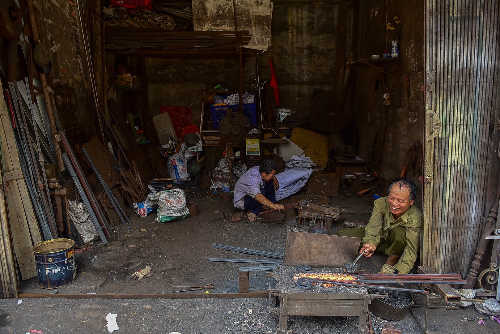 Thợ rèn múa đe búa bên lò lửa giữa ngày nắng nóng 40 độ C - 1