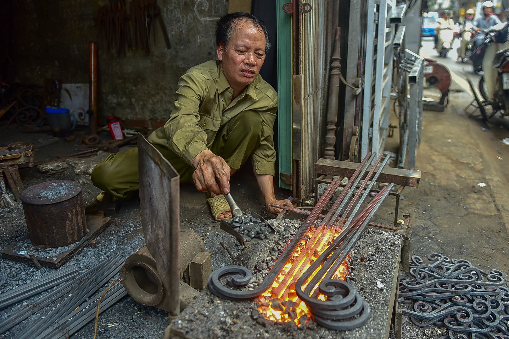 Thợ rèn múa đe búa bên lò lửa giữa ngày nắng nóng 40 độ C - 2