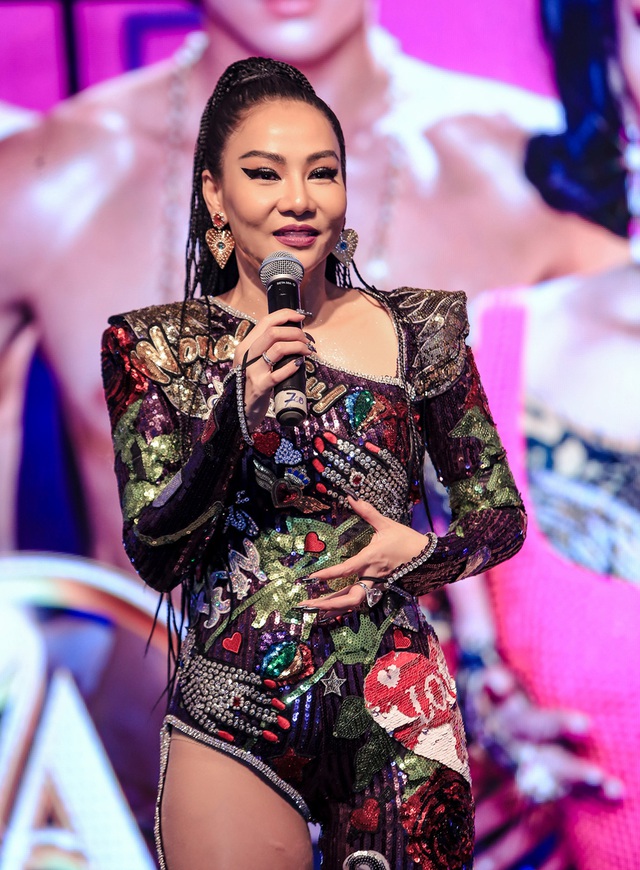 Thu Minh được 4 chàng trai khiêng kiệu trên thảm đỏ khi trở lại showbiz - 7