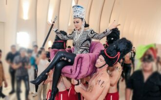 Thu Minh được 4 chàng trai khiêng kiệu trên thảm đỏ khi trở lại showbiz