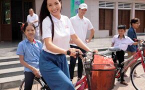 Thúy Hằng – Thúy Hạnh trao quà trẻ em mồ côi tại Quảng Bình