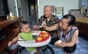 Sinh con ở tuổi 60: Kỳ tích sau 10 năm ròng rã đi “tìm con”