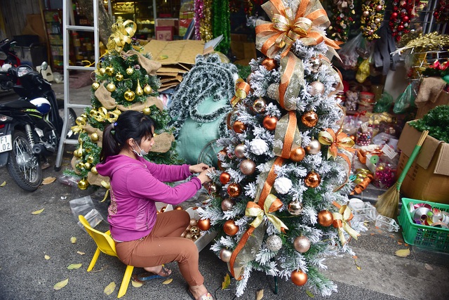 Cây thông Noel giá chục triệu đắt hàng trước lễ Giáng sinh - 6