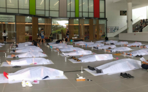 Trường đại học cho sinh viên… đắp khăn tang để trải nghiệm cái chết