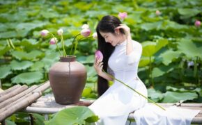 “Công chúa tóc mây” phiên bản Việt khoe sắc bên sen