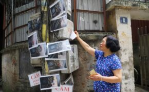 Chuyện lạ: Người đổ rác trộm bị “treo ảnh”, dán đầy trên cột điện ở Hà Nội