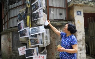 Chuyện lạ: Người đổ rác trộm bị “treo ảnh”, dán đầy trên cột điện ở Hà Nội