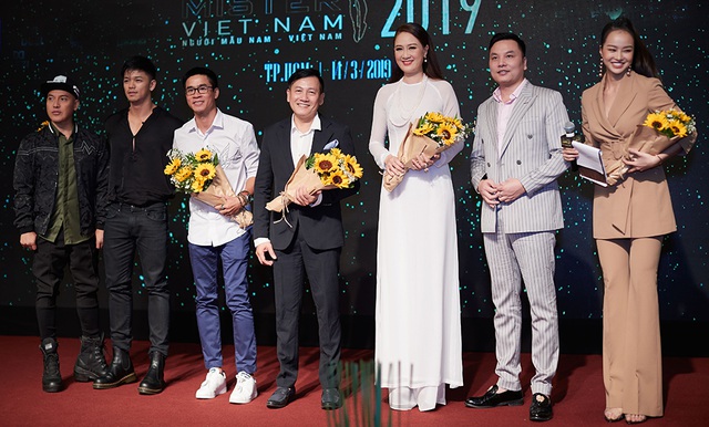 Từ trái sang Ban Giám Khảo Nhà Thiết Kế - Cory Dũng Trần, BGK Quán quân VietNam idol Trọng Hiếu, BGK Nhà văn nhà thơ - Nguyễn Phong Việt, Hoa Hậu Áo Dài - Đàm Lưu Ly.jpg