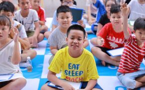 Kỷ niệm tuổi thơ con là những ngày hè rực nắng Hồ Gươm