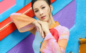 Paris Vũ diện áo dài chụp ảnh ở ngôi đền “cầu được ước thấy” tại Malaysia