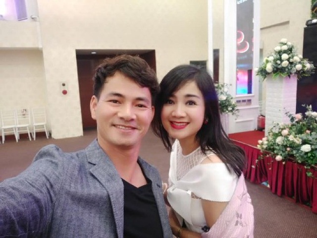 Danh hài Xuân Bắc chụp ảnh selfie đọ độ trẻ trung cùng diễn viên Thu Hà Lá ngọc cành vàng.