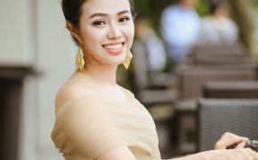 Lương Hải Yến xuất hiện rạng rỡ sau khi đăng quang Quán quân Sao Mai 2019