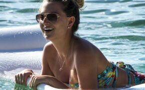 Zara Holland khoe thân hình nảy nở